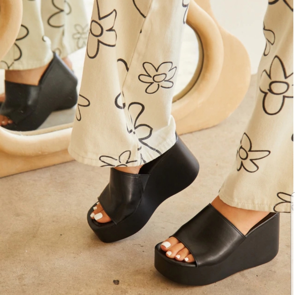 🚨LAST PAIR// Black Platform Wedge Mule - Picture 2 of 16